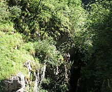 Le trou des Fantasmes en cours de désobstruction dans le ravin des Pasqueirets.