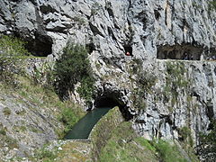 Cruce entre el canal y el camino del Cares