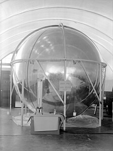 Prototype à l'échelle des satellites Echo soumis à un test le 1er mai 1960.