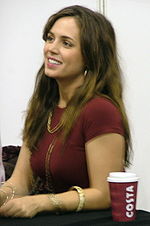 Photographie d’Eliza Dushku, l’actrice interprétant Faith, à la London Expo, le 16 octobre 2004.