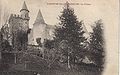 Le château en 1906 avant son incendie : des tourelles plus pointues ; sur la gauche, la chapelle.