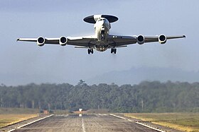 Boeing E-3 Sentry de l'Armée de l'air française au décollage.