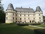 Le château de l'Islette, avec son jardin en devanture et ses allées de graviers.