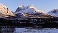 Lakselvdalen-laakso. Langdalstindanen (1 580 m) länsipuolta keskellä ja Durmålstinden (1 265 m) kuvan oikeassa laidassa.