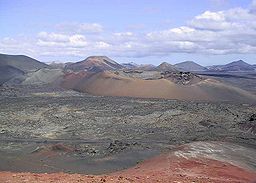 Vy över Timanfaya nationalpark och Montañas del Fuego