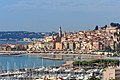 Vista aérea de Menton, com o porto em primeiro plano.