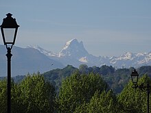 Photographie d'un sommet enneigé vu de loin.