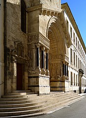 Portail et façade.