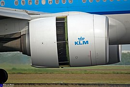 General Electric GE90-94B with its thrust reverser deployed