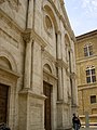 Fracção do palácio ao lado da fachada da catedral