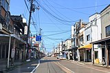 鉄製など様々な素材の雁木が連なる商店街。奥はアーケードとなっている（新潟県三条市）