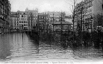 Le square Trousseau lors des inondations de 1910.