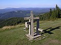 Berg Stratenec mit Gefallenendenkmal aus dem Zweiten Weltkrieg