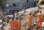 כוחות החילוץ מנסים להציל ניצולים במפולת הקרקע בת'רבדו
