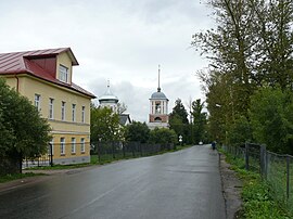 Вид на улицу от Детинца. Справа — территория Троицкого раскопа