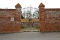 L'ingresso al cimitero di Uopini