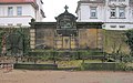 Familienbegräbnis Gustav Ziller und Angehörige auf dem Friedhof Radebeul-Ost (links das Grabmal Reinhart Ziller), Südumfassungsmauer. Bronzerelief von Peter Pöppelmann