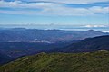 三本槍岳から紅葉の下郷町と雪の飯豊山