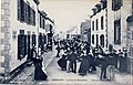 Bannalec : danses bretonnes rue de Rosporden vers 1920 (carte postale Villard).