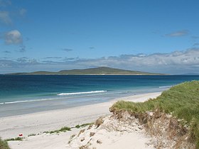 Vue de Pabbay depuis Berneray au sud.