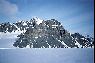 Zentrum des Burns Bluff, vom George-VI-Sund aus gesehen