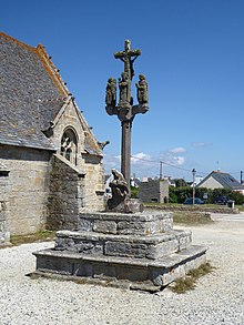 Calvaire à trois marches, tout près de la chapelle. Au sommet d'une colonne, le Christ en croix et trois personnages au pied de la croix. En bas de la colonne, une femme tenant le corps d'un homme sur ses genoux.