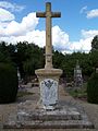 Le monument aux morts dans le cimetière (août 2014)