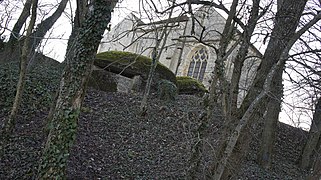 Au premier plan le blockhaus devant la chapelle,