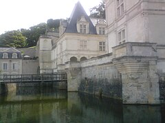 Enjambées par un pont-levis, les douves mettent en valeur le nouveau palais de la Renaissance.