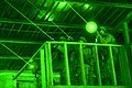 L'82ª divisione aviotrasportata dell'esercito americano utilizza mirini laser IR visti attraverso un dispositivo per la visione notturna durante un'esercitazione in Iraq