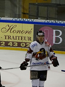 Josselin Besson contre Rouen pendant le premier match des quarts-de-finale de la Lige Magnus 2012-2013