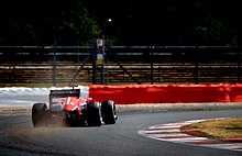 Vue de l'arrière de la Marussia MR02 de Bianchi, négociant un virage à droite