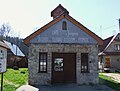 L'ancienne remise des pompiers, aujourd'hui salle d'exposition du musée. (l'inscription religieuse est en slovaque)