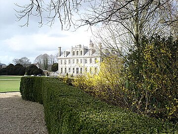 La maison vue des jardins.