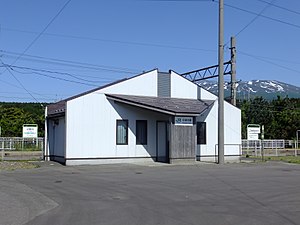 車站大樓與鳥海山（2018年5月）