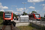 Zugkreuzung am Mittelbahnsteig