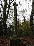 La croix de 1627 située au nord-est de l'église.