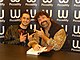 Mick Foley pose avec un fan à Londres...