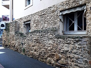 Vestige des remparts de la première enceinte du Bourg de la Grande Fontaine, rue de la Gourotte