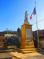 Estatua de Juana de Arco del escultor Paul Aubert en el monumento a los muertos de la Primera Guerra Mundial en Failly, Mosela, Lorena, Francia.