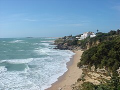 Imagen del tómbolo de Trafalgar desde la cala de las Cortinas