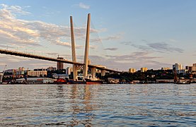 Vladivostok et le pont de la Corne d'Or.