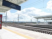 延吉西駅のプラットフォームから帽児山を望む