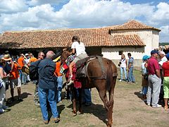 Vista parcial de la ermita de Santerón en Algarra (Cuenca), con detalle de peregrinos y caballerías, en el XLI Septenario, año 2005.