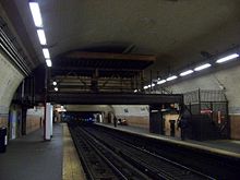 View of the station before the 2009 ceiling collapse, with scaffolding on an overpass between the platforms