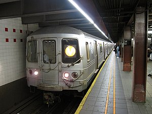 R46形による北行V系統（34丁目-ヘラルド・スクエア駅にて）