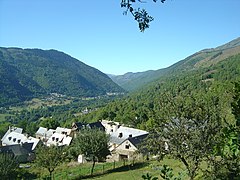 En arrivant au lacet de Loudervielle (1 157 m), on aperçoit la vallée de la Neste de Louron, grimpée jusqu'ici.