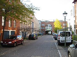 Das helle Bauwerk am rechten Bildrand ist das Haus Nummer 4, das um 1970 anstelle des Feilnerhauses gebaut wurde