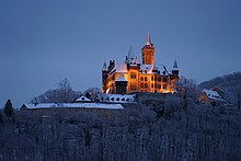 Vue en contrebas du château sous la neige.