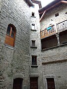 Cour intérieure : ancienne entrée du donjon, tour d'escalier et galeries côté sud.